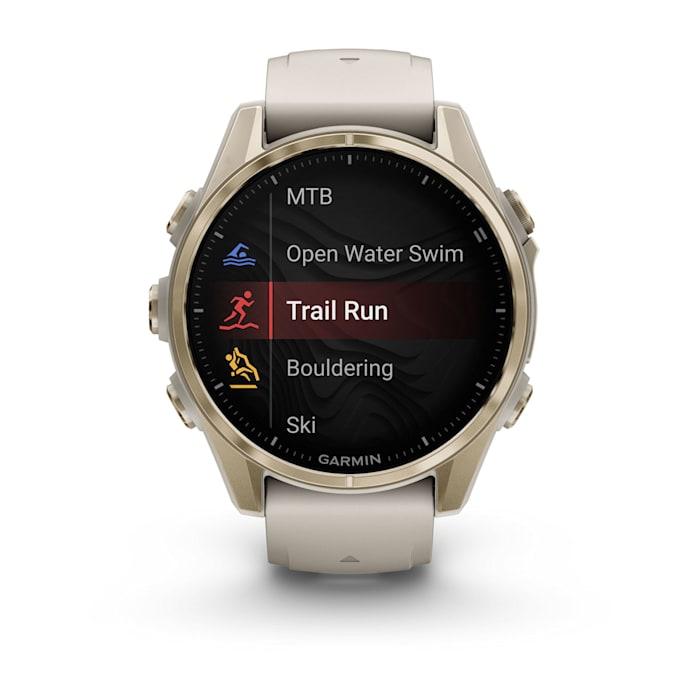 Fēnix® 8 - 43 mm, AMOLED, Sapphire, Soft Gold con cinturino Fog grey/dark sandstone in silicone