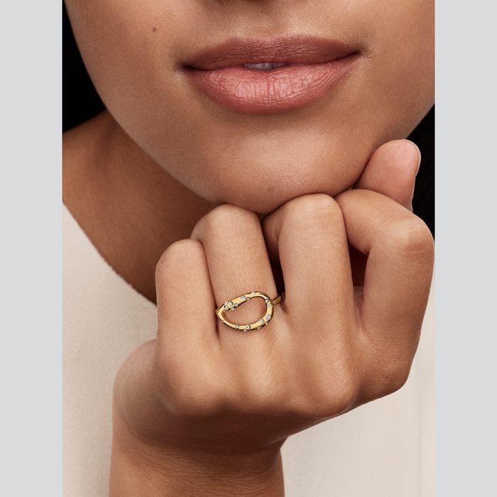 Anello Ovale Linea Sinuosa con Pietre Luminose