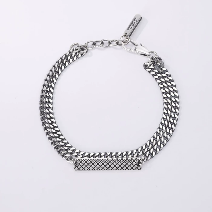 Bracelet multichaîne avec boule et groumette avec plaque