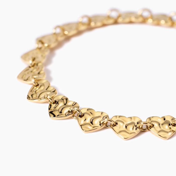 Bracciale dorato con cuori effetto martellato