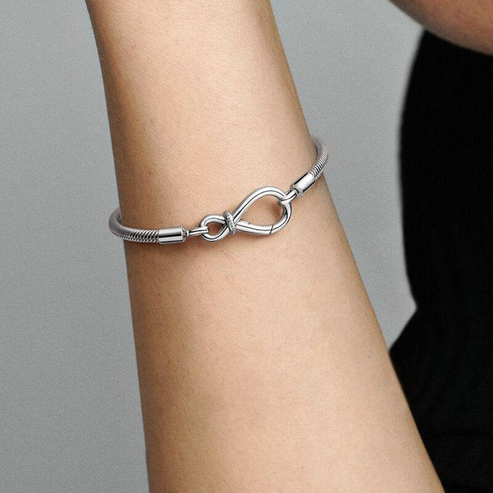 Bracciale con Chiusura a Nodo Infinito