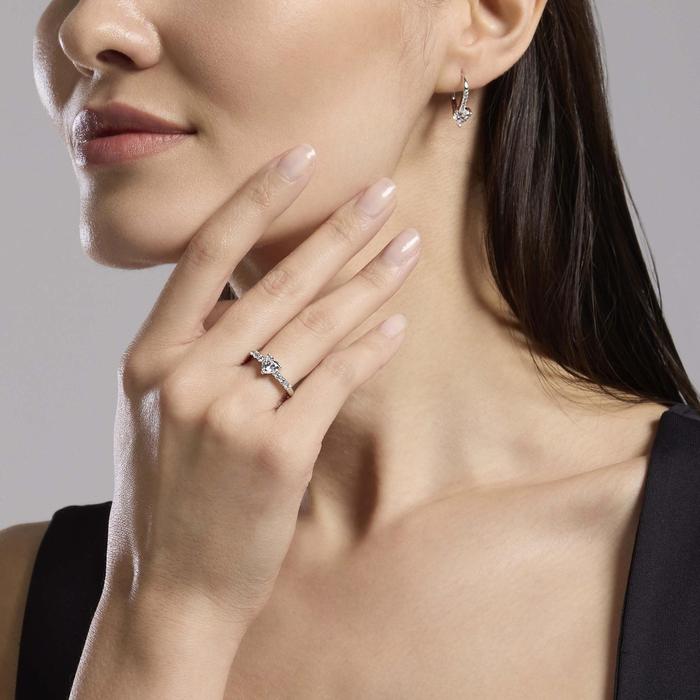 Orecchini a monachella con zirconi taglio cuore Rouge