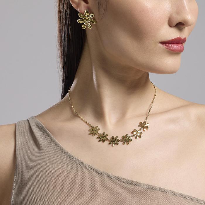Orecchini dorati con fiore effetto martellato