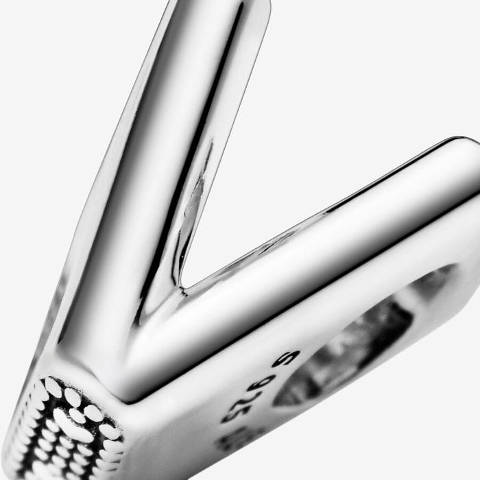 Charm Lettera V