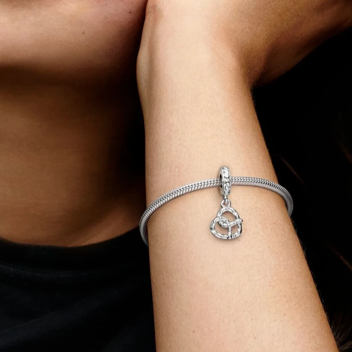 Charm a forma di pretzel