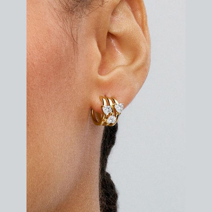 Boucles d'oreilles
Cercles ouverts avec trois cœurs