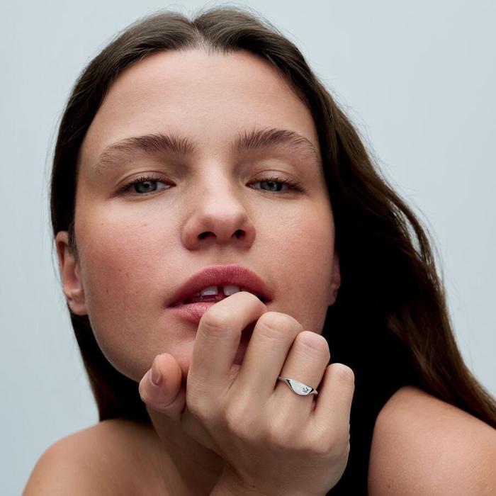 Bague demi-joint en émail Pandora ME