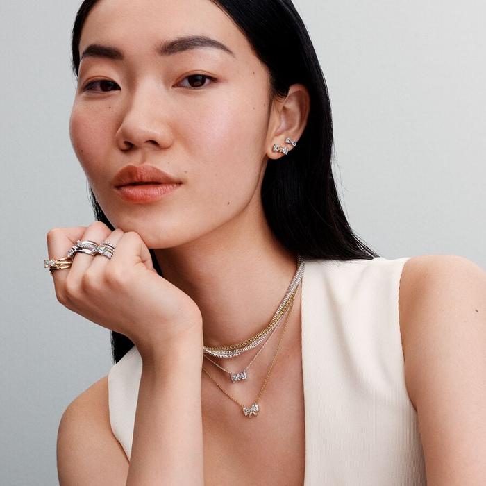 Bague fine tressée avec nœud brillant