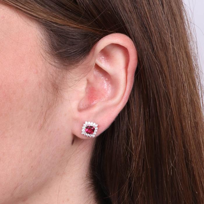 Orecchini in Argento 925 a lobo con zircone rosso