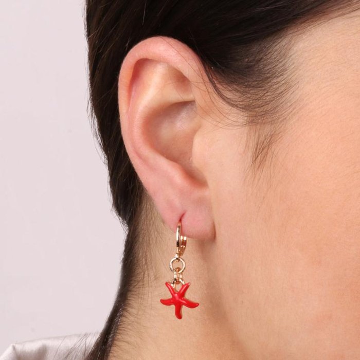 Metal earrings with red starfish pendant