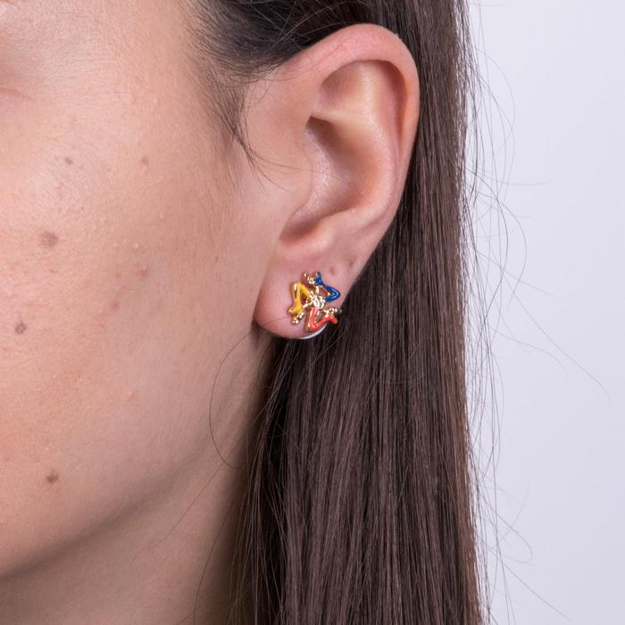 Boucles d'oreilles en métal avec trinacria sur le lobe
