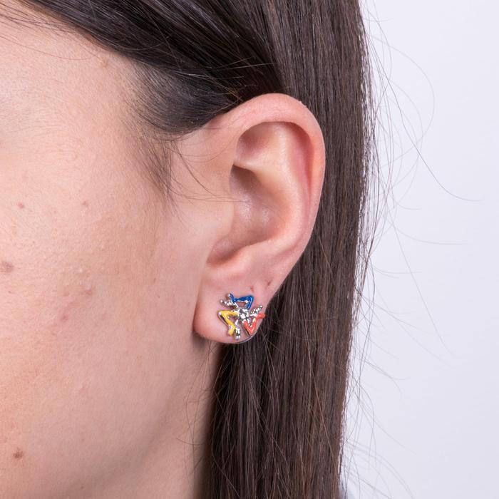 Boucles d'oreilles en métal avec trinacria sur le lobe