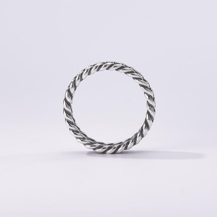 Anello torchon e pietre nere