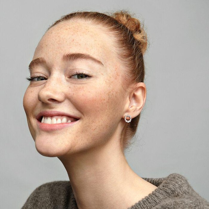 Orecchini a lobo a cerchio decorati da sfere Purely Pandora