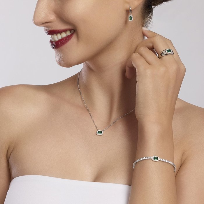 Girocollo con smeraldo sintetico COOL OR RÉTRO?