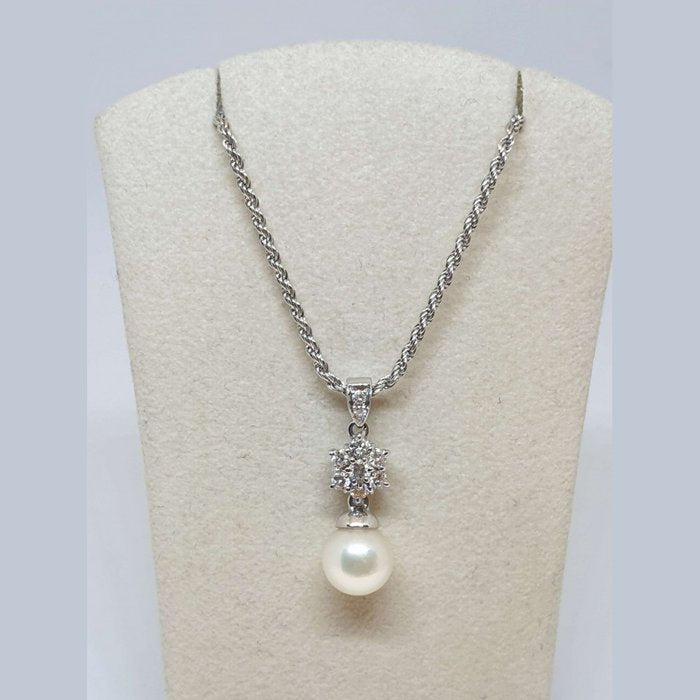Collier ras du cou en perles et fleurs