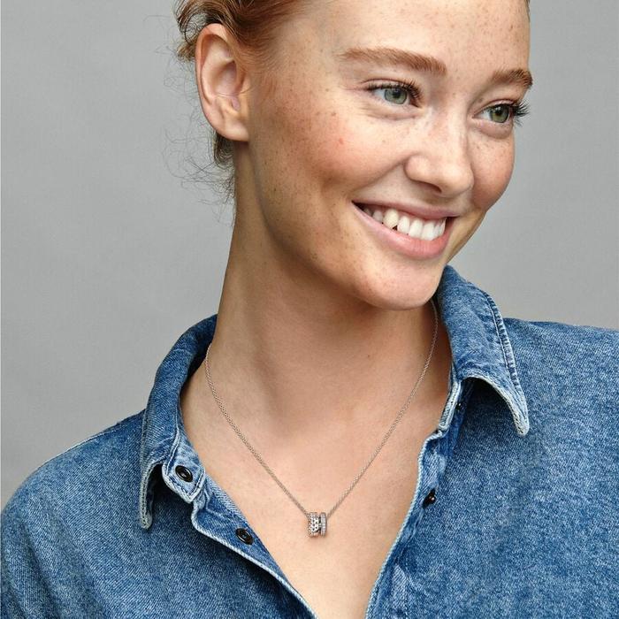 Collier avec logo, pavé et sphères