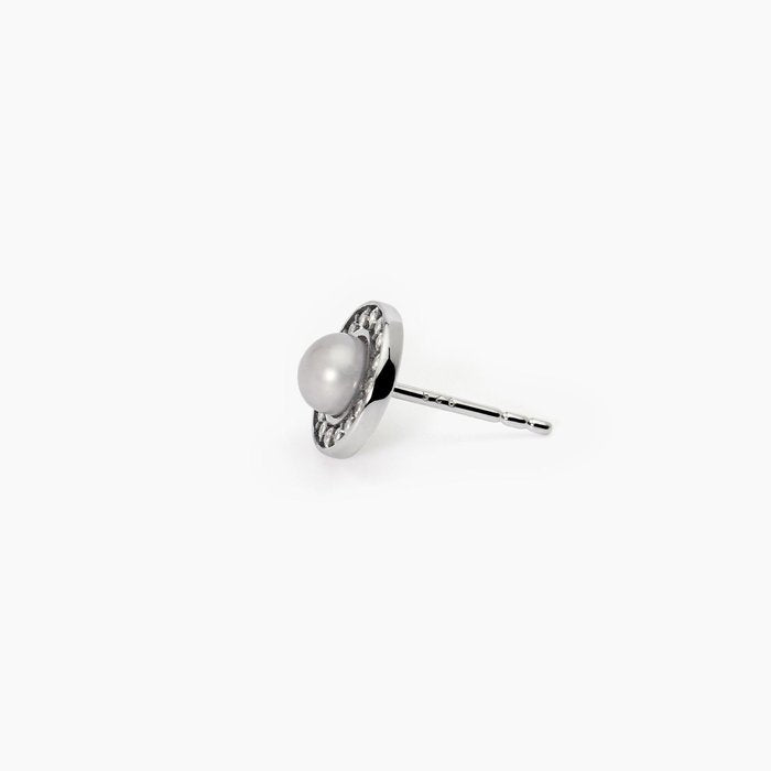 Mono earring in silver with grey cultured pearl button MONOMANIA