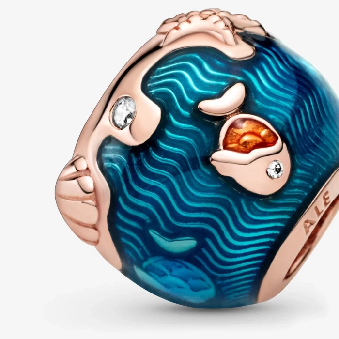 Poissons charmants et vagues océaniques scintillantes