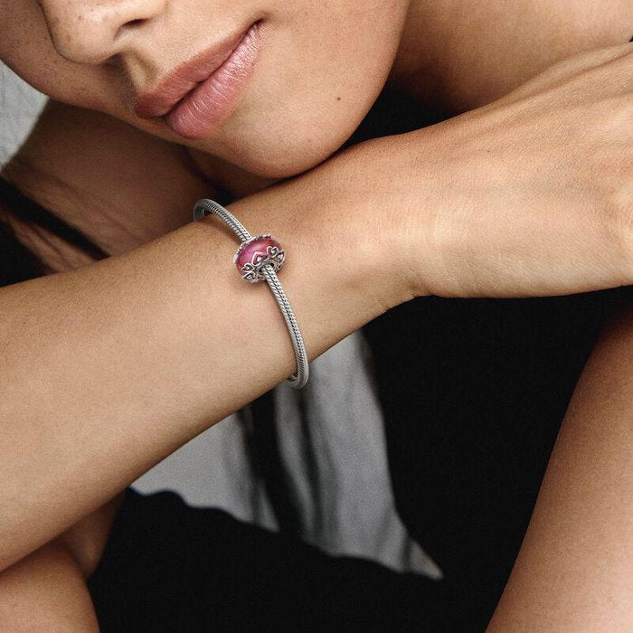 Breloque en verre de Murano rose avec cœurs