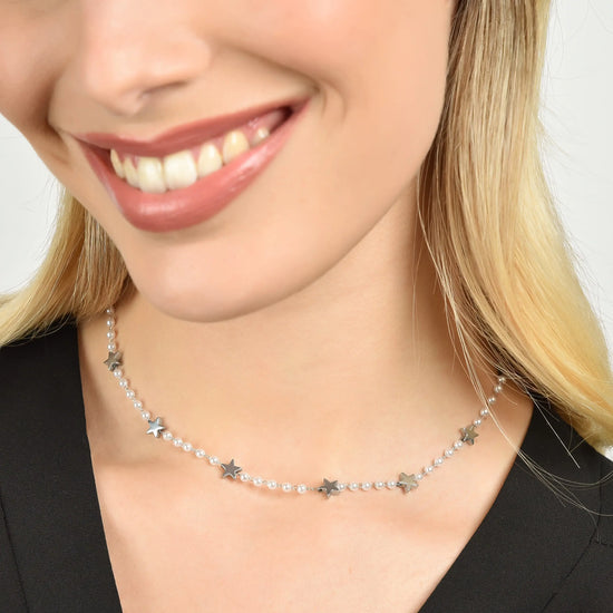 COLLIER FEMME EN ACIER AVEC PERLES BLANCHES ET ÉTOILES