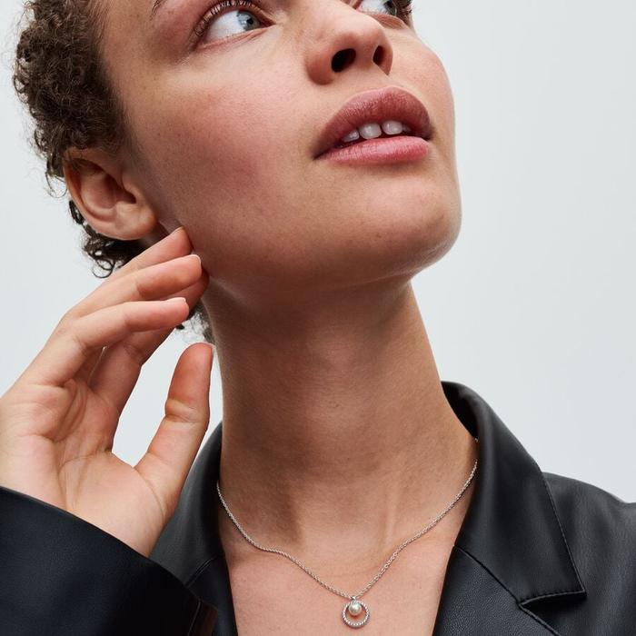 Necklace with Cultured Freshwater Pearl and Pavè