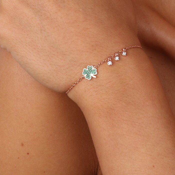 Bracciale in Argento 925 con ciondonolo a forma di quadrifoglio con zirconi verdi e tre punti luce pendenti laterali.