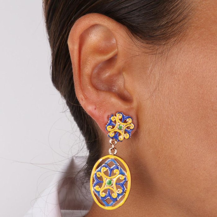 Boucles d'oreilles en métal avec fleurs en majolique émaillées bleues et jaunes