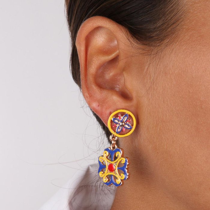 Boucles d'oreilles en métal avec fleurs en majolique émaillées bleues, jaunes et rouges