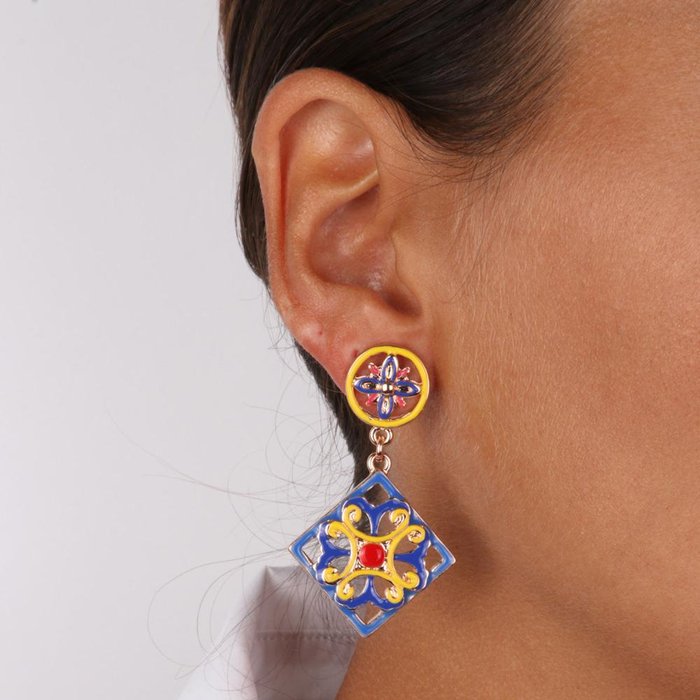 Boucles d'oreilles en métal avec fleurs en majolique émaillées bleues, jaunes et rouges