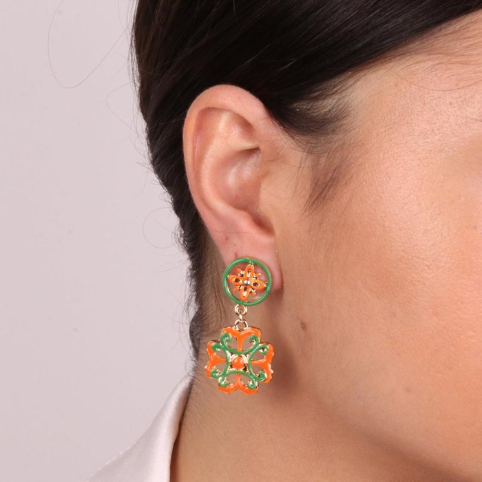 Metal earrings with colored majolica pendant