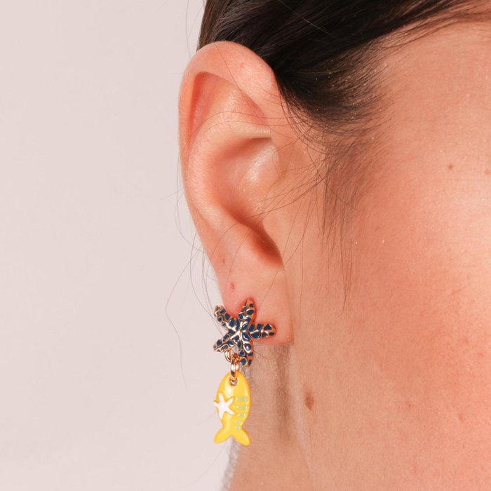 Boucles d'oreilles en métal avec pendentif poisson jaune et étoile de mer sur le lobe