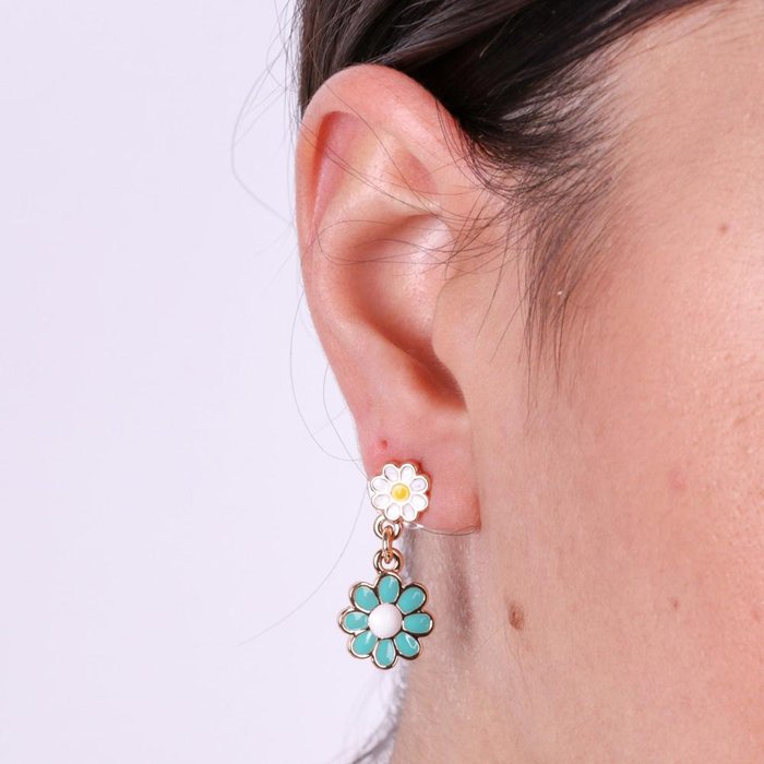Boucles d'oreilles en métal avec des marguerites colorées suspendues
