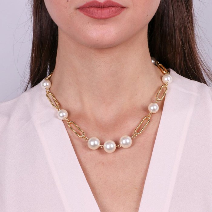 Metal necklace choker pearls and chains