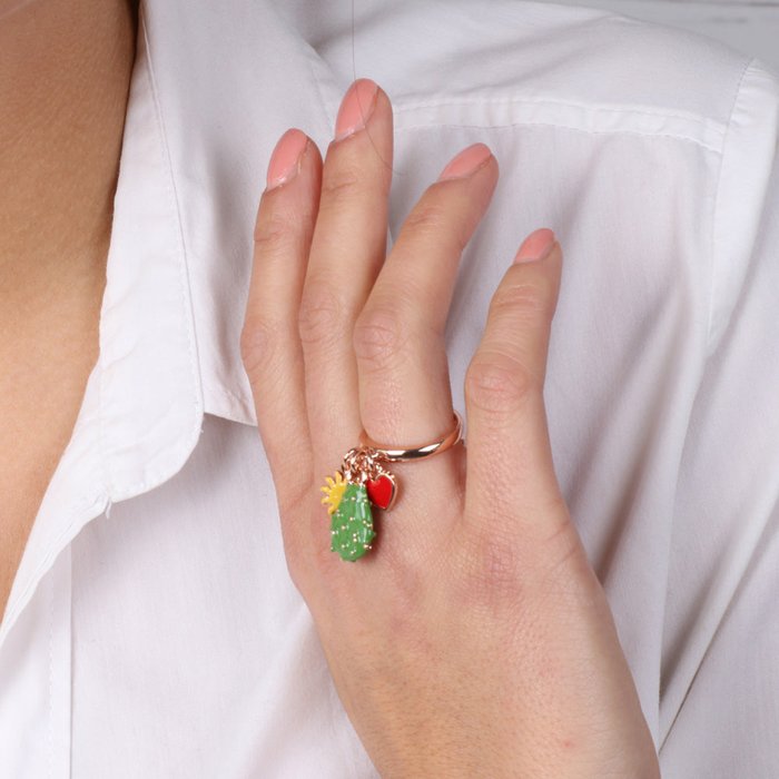 Metal ring with prickly pear, sun and heart charms, embellished with colored enamels