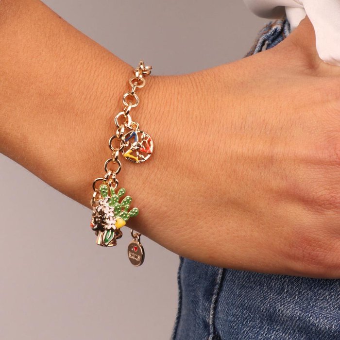 Bracelet en métal avec tête de femme maure et symbole Trinacria orné d'émaux colorés