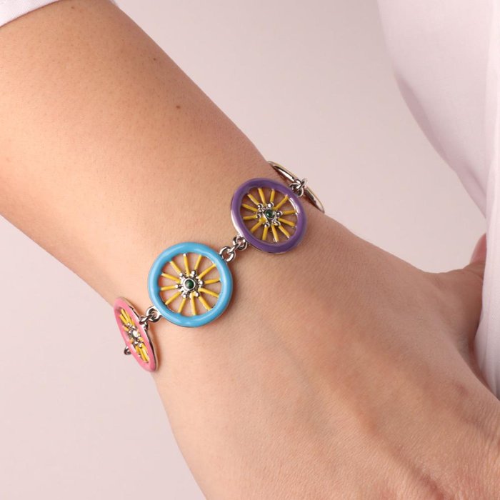 Bracelet en métal avec roues de charrette sicilienne ornées d'émaux colorés