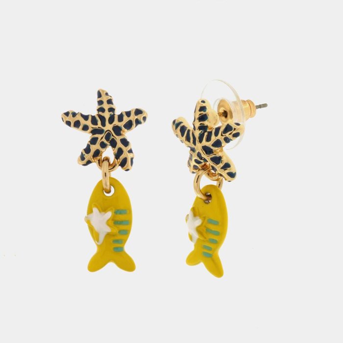Boucles d'oreilles en métal avec pendentif poisson jaune et étoile de mer sur le lobe