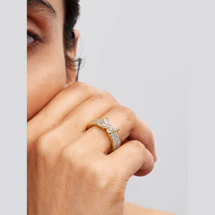 Anello Fascia Pavè con Farfalla Luminosa