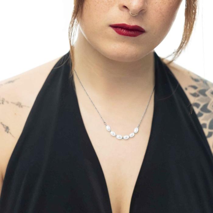 Cross chain necklace with central oval pearls