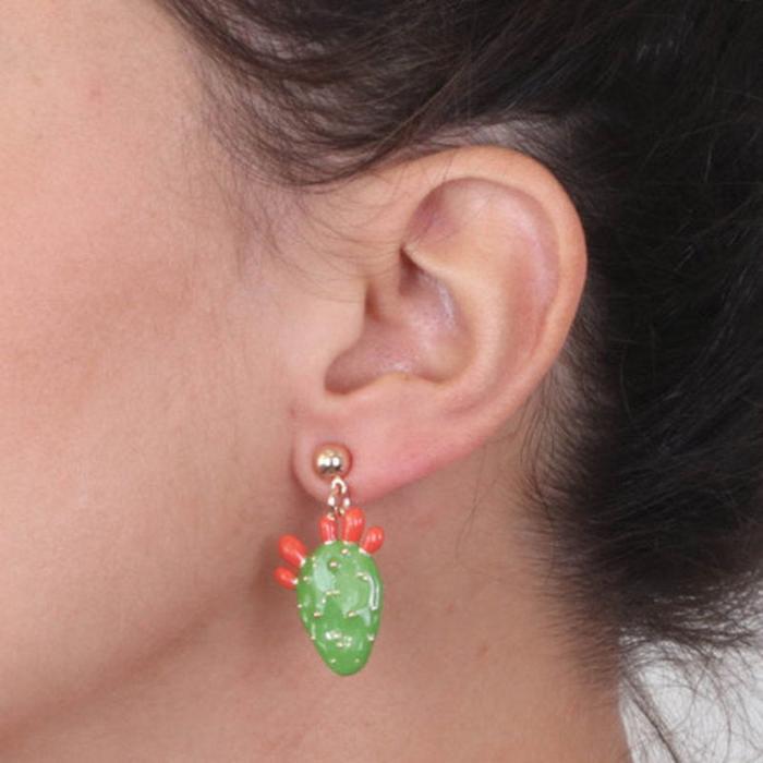 Boucles d'oreilles en métal avec cactus suspendu, ornées d'émail vert et d'embouts en émail rouge