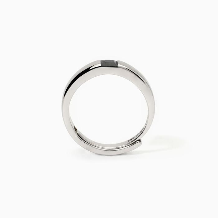 Bague emblématique en argent et zircon noir pour homme