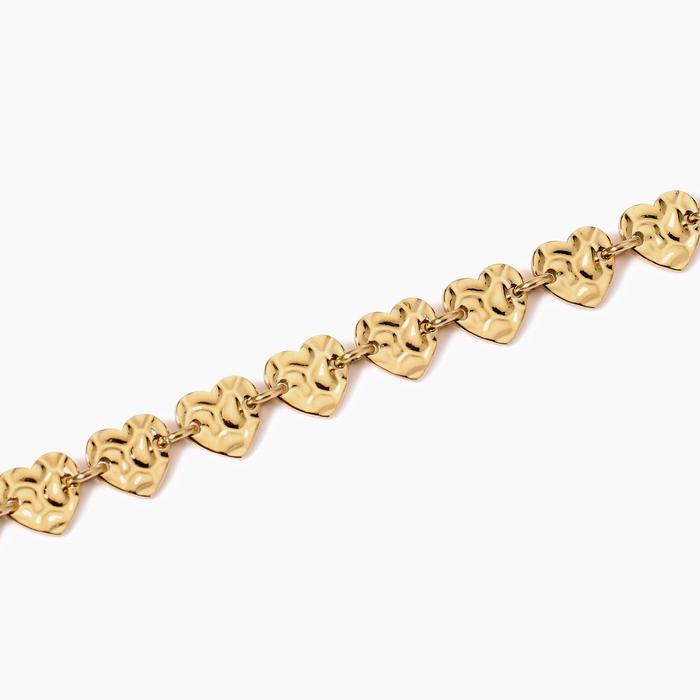 Bracciale dorato con cuori effetto martellato