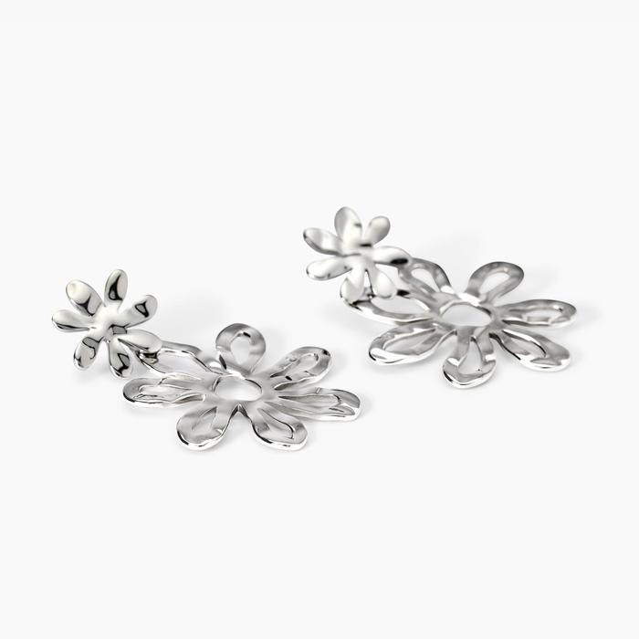 Orecchini pendenti con fiori effetto martellato