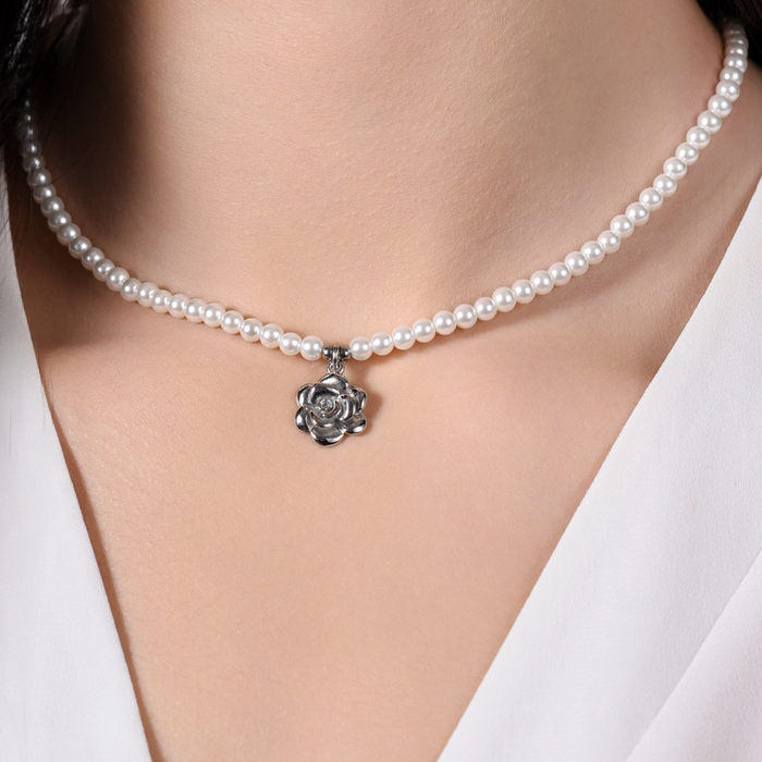 COLLIER FEMME EN PERLES D'ACIER ET ROSE D'ACIER