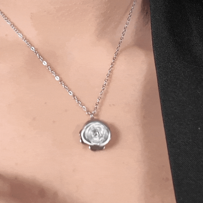 COLLIER EN ACIER POUR FEMME AVEC TRÈFLE À QUATRE FEUILLES TOURNANT