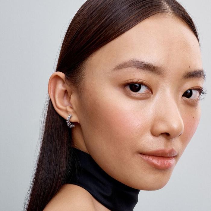 Boucles d'oreilles créoles ouvertes scintillantes avec cœurs