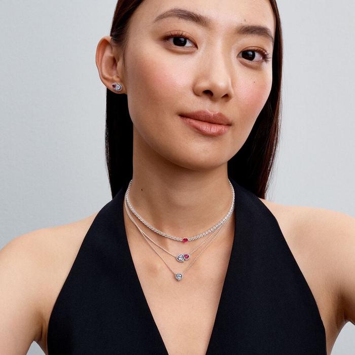 Boucles d'oreilles à tige avec des coeurs