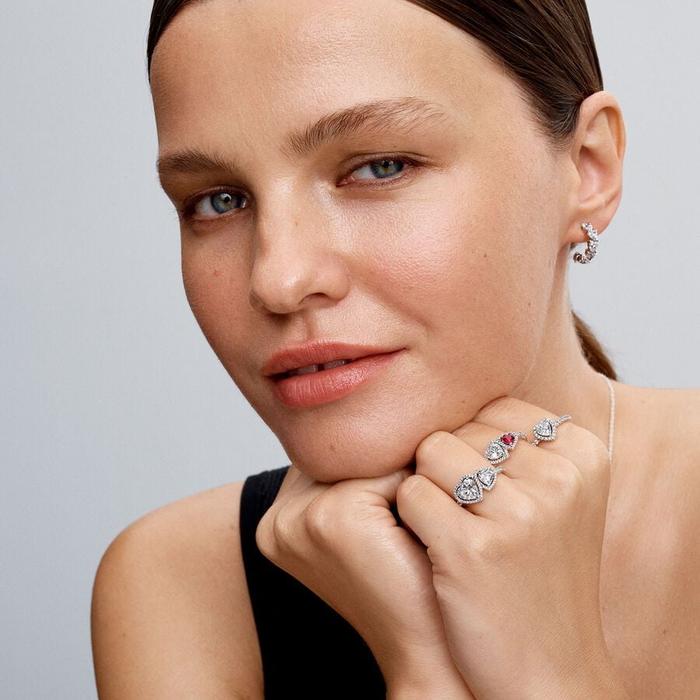 Boucles d'oreilles créoles ouvertes scintillantes avec cœurs