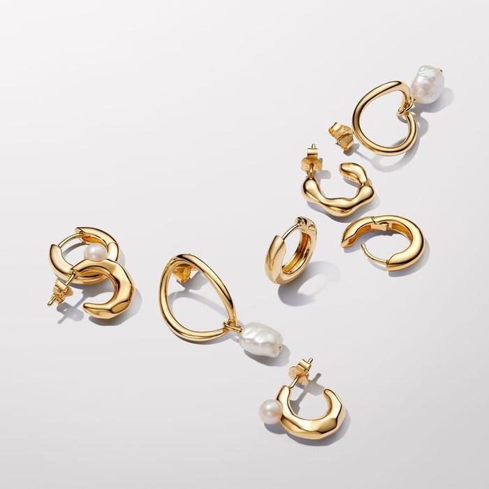 Orecchini Linea Sinuosa Circolare con Perla d'Acqua Dolce Coltivata Pendente